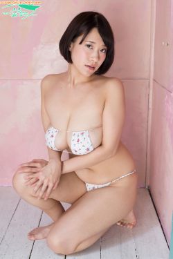 美女裸奔